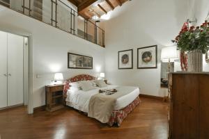 A bed or beds in a room at Raffaello apartment with fireplace in Oltrarno