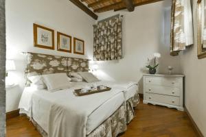 A bed or beds in a room at Raffaello apartment with fireplace in Oltrarno