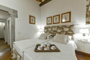 A bed or beds in a room at Raffaello apartment with fireplace in Oltrarno