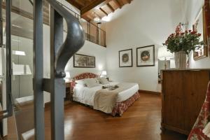 A bed or beds in a room at Raffaello apartment with fireplace in Oltrarno