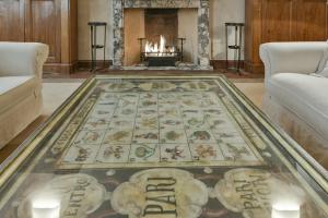 A seating area at Raffaello apartment with fireplace in Oltrarno