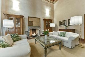 A seating area at Raffaello apartment with fireplace in Oltrarno