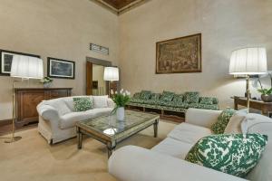 A seating area at Raffaello apartment with fireplace in Oltrarno