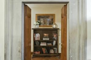 The library in Az apartmant