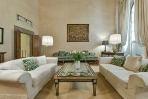 A seating area at Raffaello apartment with fireplace in Oltrarno