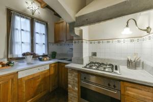 A kitchen or kitchenette at Raffaello apartment with fireplace in Oltrarno