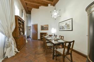 Kép Raffaello apartment with fireplace in Oltrarno szállásáról Firenzében a galériában