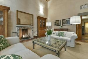 A seating area at Raffaello apartment with fireplace in Oltrarno