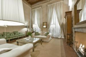 A seating area at Raffaello apartment with fireplace in Oltrarno