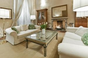 A seating area at Raffaello apartment with fireplace in Oltrarno