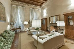A seating area at Raffaello apartment with fireplace in Oltrarno