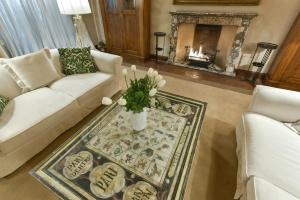 A seating area at Raffaello apartment with fireplace in Oltrarno