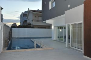 una piscina al lado de un edificio en SOUSSE BEACH, en Hammam Sousse