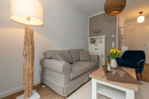ein Wohnzimmer mit einem Sofa und einem Tisch in der Unterkunft Villa Camenia in Kühlungsborn