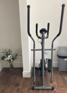 uma bicicleta de exercício no canto de uma sala em Dukes Place sleeps 10 comfortably em Wolverhampton