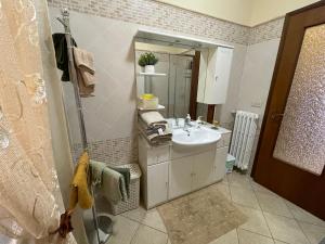 bagno con lavandino e specchio di LA CASA IN COLLINA a Veroli