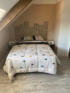 a bed with a wooden headboard in a bedroom at Gîtes le Mont Desclos Saint Michel in Beauvoir