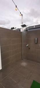 um chuveiro com água a sair de uma parede em Bahagia 137 Homestay with private pool em Port Dickson