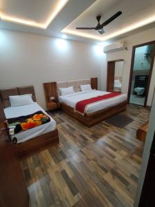 Un pat sau paturi într-o cameră la Hotel Taj Sarovar By WB Inn