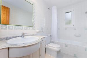 een witte badkamer met een wastafel en een toilet bij YourHouse Binifat in Andratx