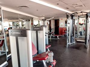 Centrum fitness w obiekcie Sea La View Family Home