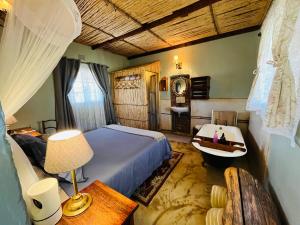 ein Schlafzimmer mit einem Bett und einer Badewanne. in der Unterkunft 360on62 Farm Cottages in Montagu + 182 Fotos
