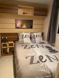 Postel nebo postele na pokoji v ubytování Mobil home camping 4* bord du lac de Biscarrosse.