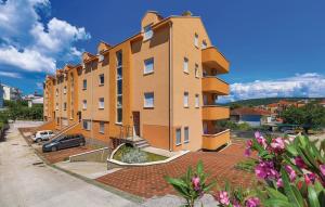 Un gran edificio con un coche aparcado delante. en Penthouse Dea bye the sea, en Okrug Gornji