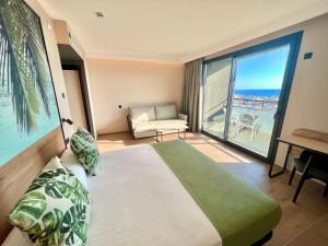 a bedroom with a bed and a view of the ocean at Hotel Primavera Park in Benidorm