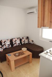 - un salon avec un canapé et une table basse dans l'établissement Vila Simic Srebrno Jezero, à Ostrovo