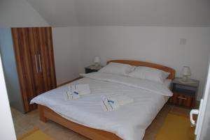 una camera da letto con un letto con due asciugamani sopra di Vila Simic Srebrno Jezero a Ostrovo