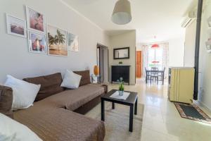 una sala de estar con un sofá y una mesa en Villa Brigida Beach & Pool, en Ascea