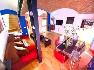uma sala de estar com um sofá e uma mesa em GALLEGOS16 em Cáceres