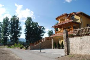 une maison avec un escalier sur son côté dans l'établissement Vila Simic Srebrno Jezero, à Ostrovo