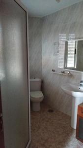 La salle de bains est pourvue de toilettes et d'un lavabo. dans l'établissement Vivienda 2 sin ascensor, à Laxe