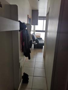 um corredor que leva a uma sala de estar com um quarto com em Appartement au pied des pistes em Saint-Lary-Soulan
