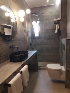 K35 Apartments tesisinde bir banyo