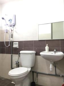 KUL Rest House في Labu: حمام مع مرحاض ومغسلة