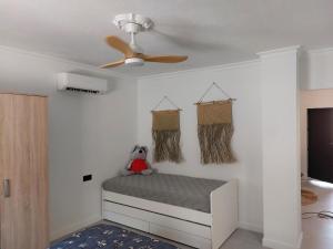 アロラにあるB&B Rincón Del Mundoのベッドルーム1室(ベッド1台、シーリングファン付)