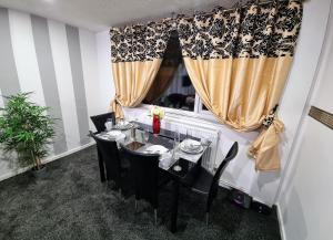 Gallery image of *10OR* Setup for your most relaxed & amazing stay + Free Parking + Free Fast WiFi * in Leeds