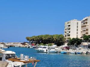 un porto turistico con barche e un tavolo con occhiali di Marika's Guest House Chania a Chania