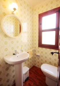 ハベアにあるLagartoのバスルーム(洗面台、トイレ、鏡付)