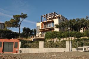 un edificio con una valla delante en Villa Angolino, en Castiglioncello