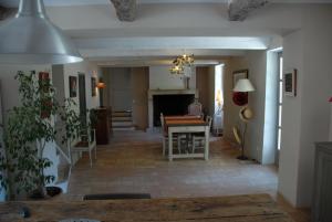 sala de estar con mesa y chimenea en La Maison, en Bormes-les-Mimosas