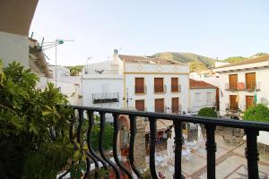 Igualeja的住宿－Casa Pepa，阳台享有城市美景。