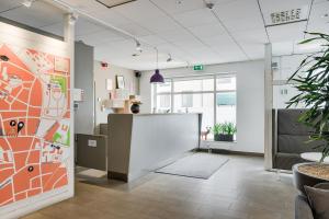 un bureau avec un hall et une carte sur le mur dans l'établissement Forenom Aparthotel Lund, à Lund