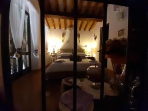 ein Schlafzimmer mit einem großen Bett in einem Zimmer in der Unterkunft Piccolo Relais Galletto di Marzo Spa e relax solo per due in Paciano