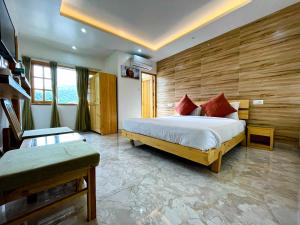 una camera con un grande letto di The Wild Yak a Mandi