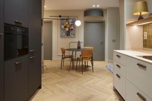 Kuchyňa alebo kuchynka v ubytovaní Azoka Suite by FeelFree Rentals