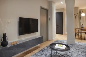 Televízia a/alebo spoločenská miestnosť v ubytovaní Azoka Suite by FeelFree Rentals